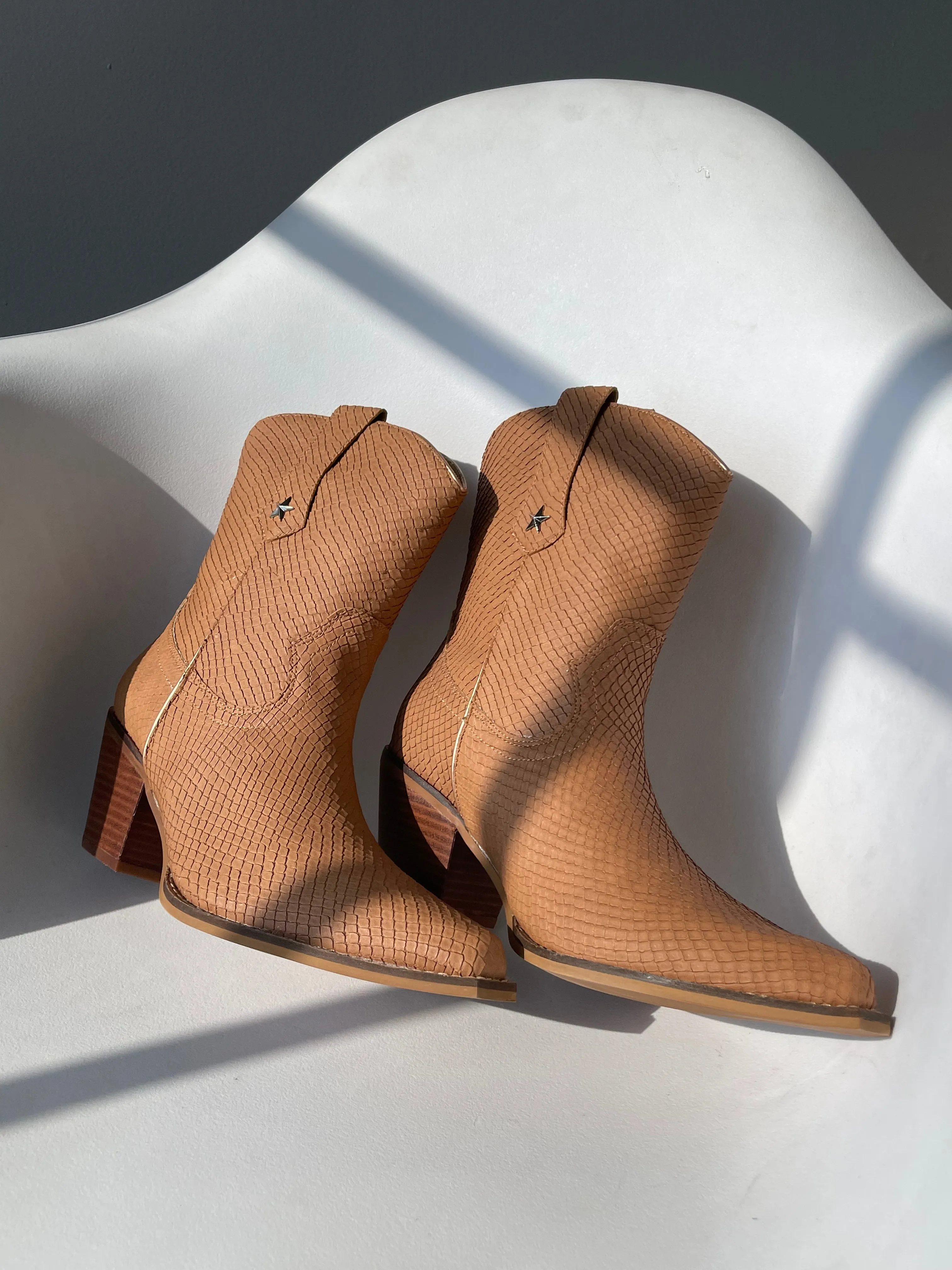 Alice Western Ripple Cowboy Boot In Whiskey