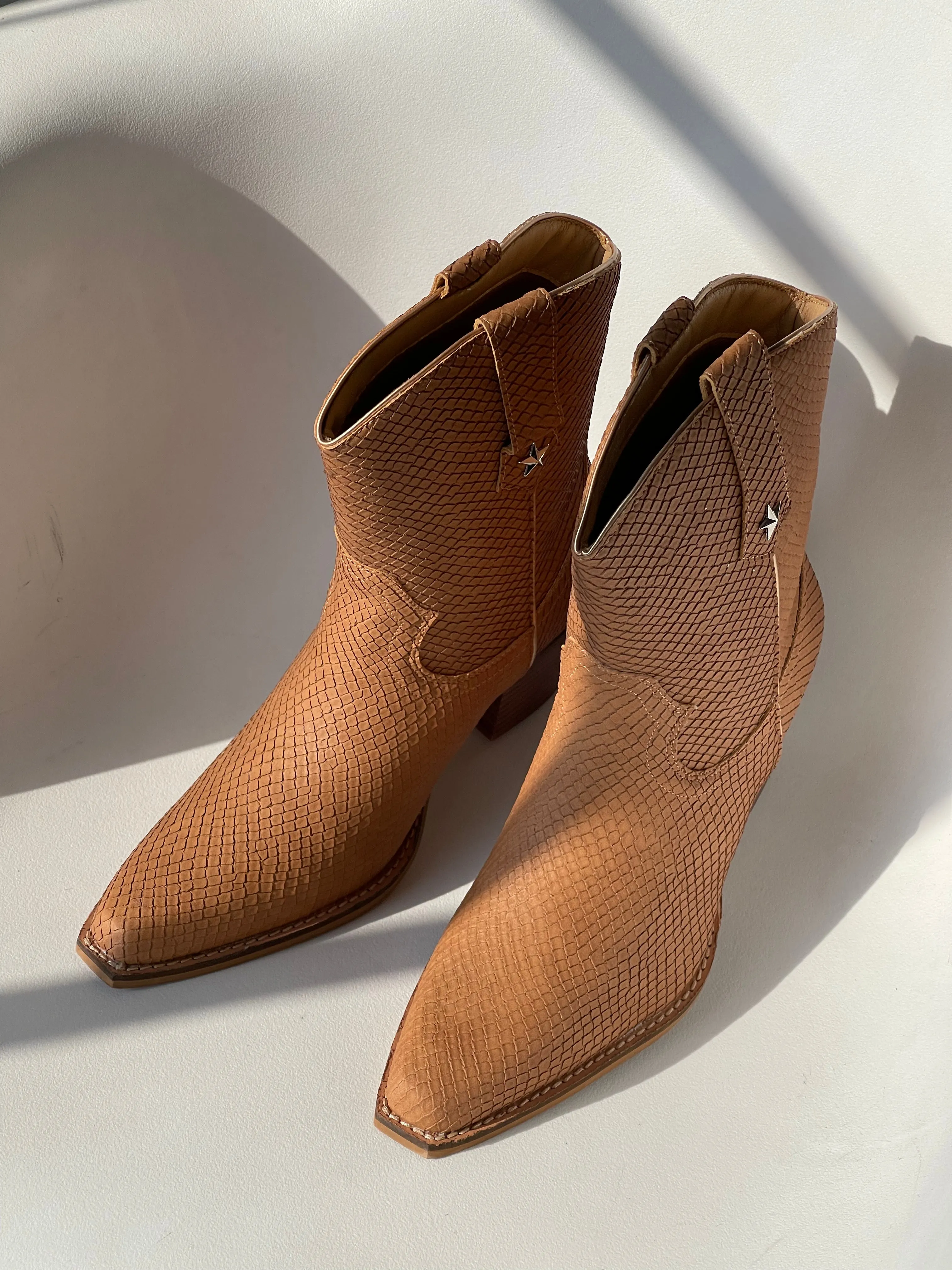 Alice Western Ripple Cowboy Boot In Whiskey
