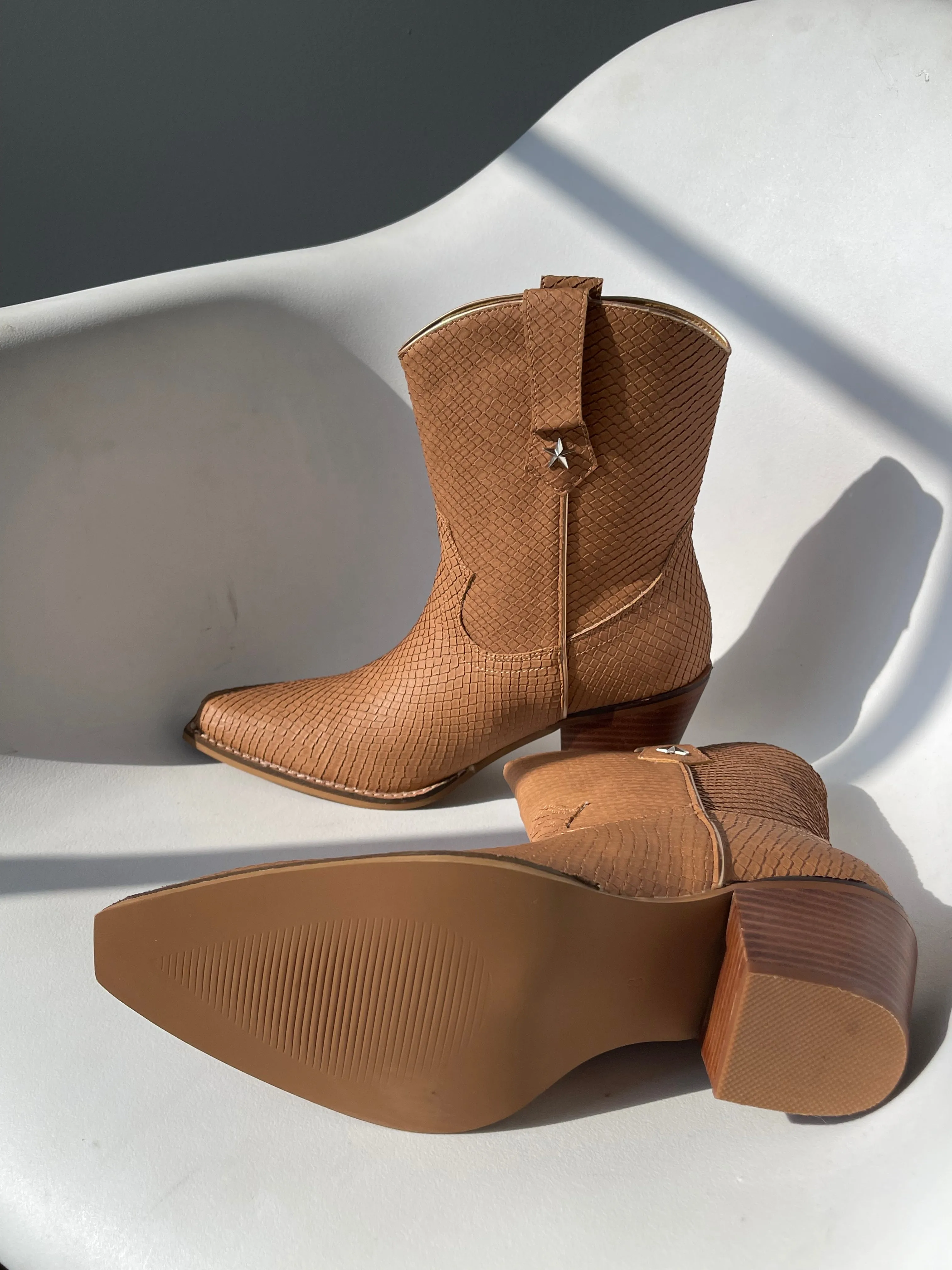 Alice Western Ripple Cowboy Boot In Whiskey