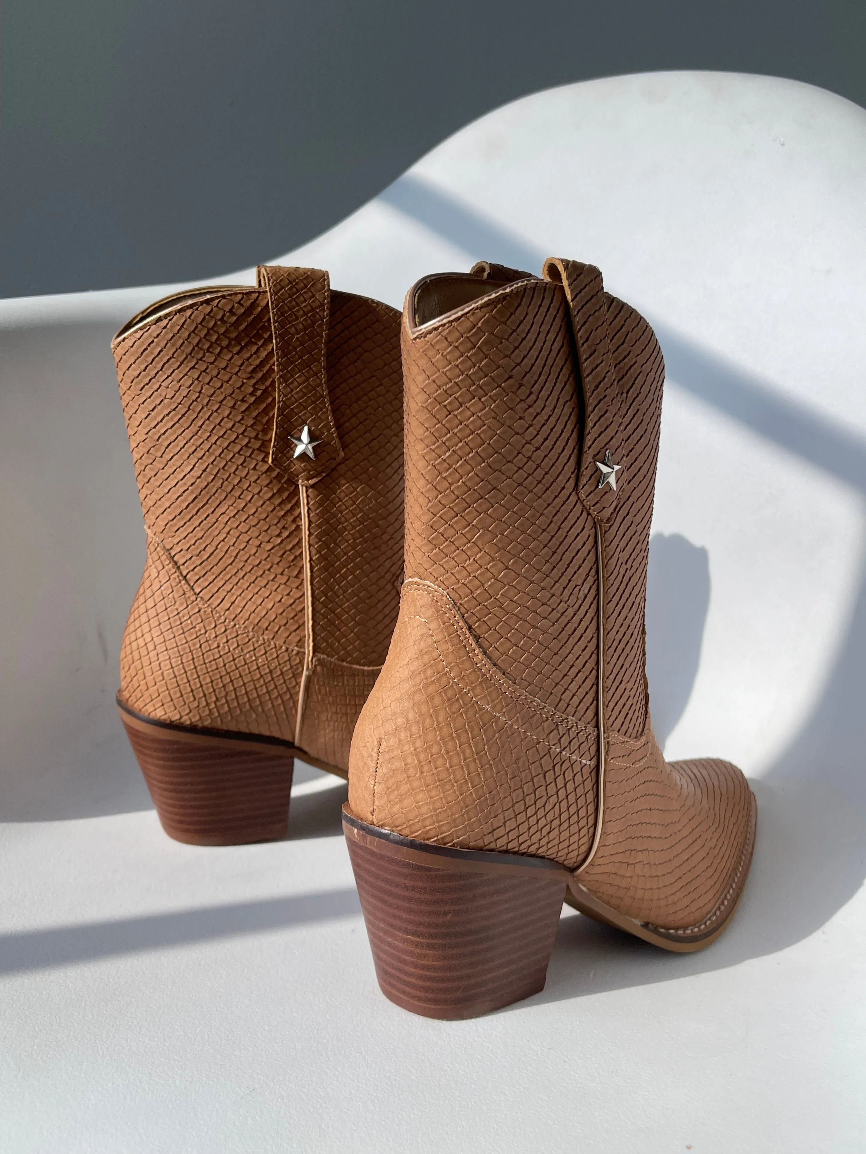 Alice Western Ripple Cowboy Boot In Whiskey