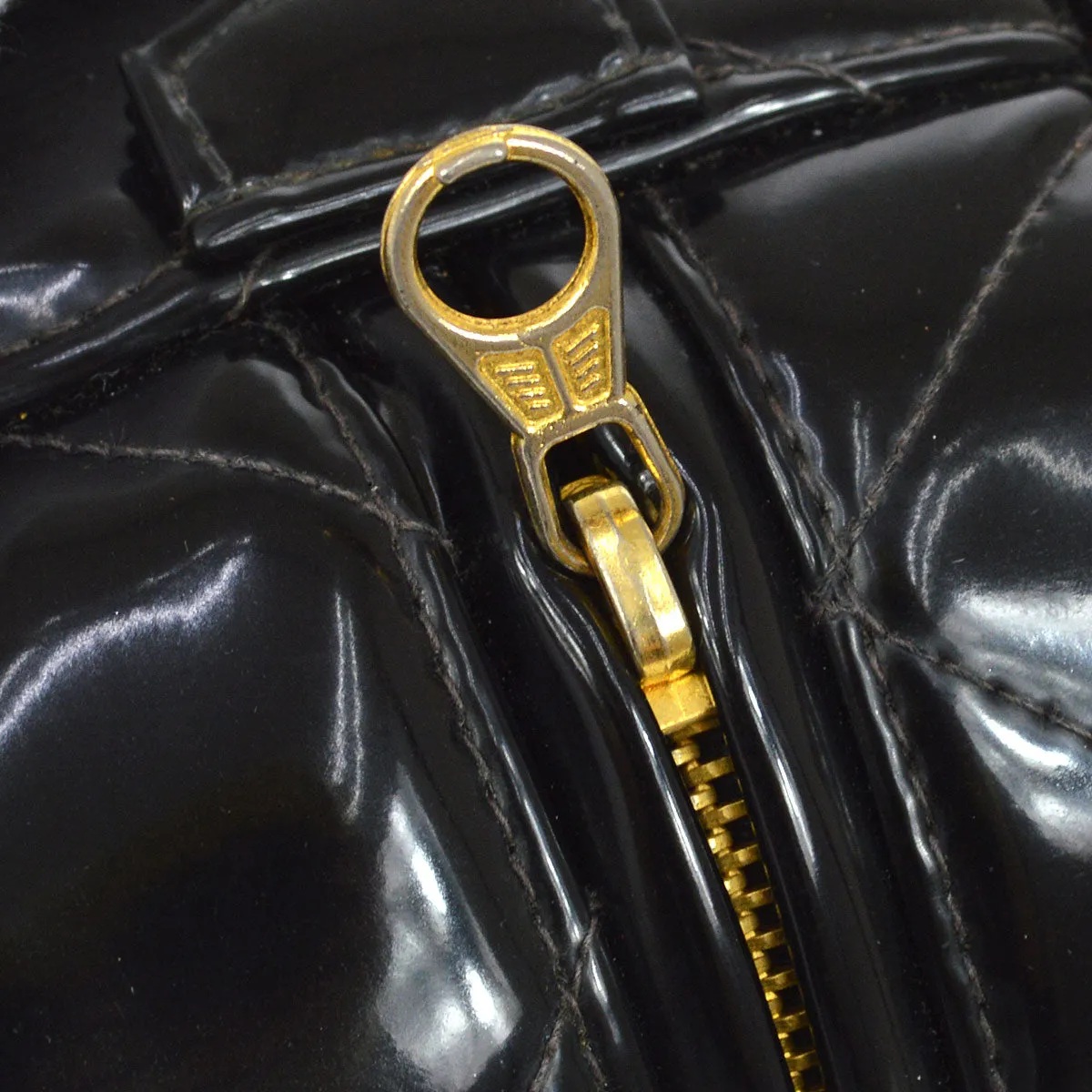 CHANEL 1995 Heart Mirror Vanity Handbag Black Patent leather AK25718c