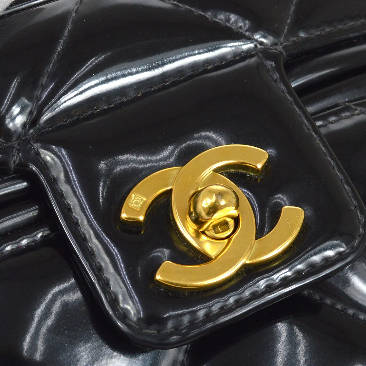 CHANEL 1995 Heart Mirror Vanity Handbag Black Patent leather AK25718c